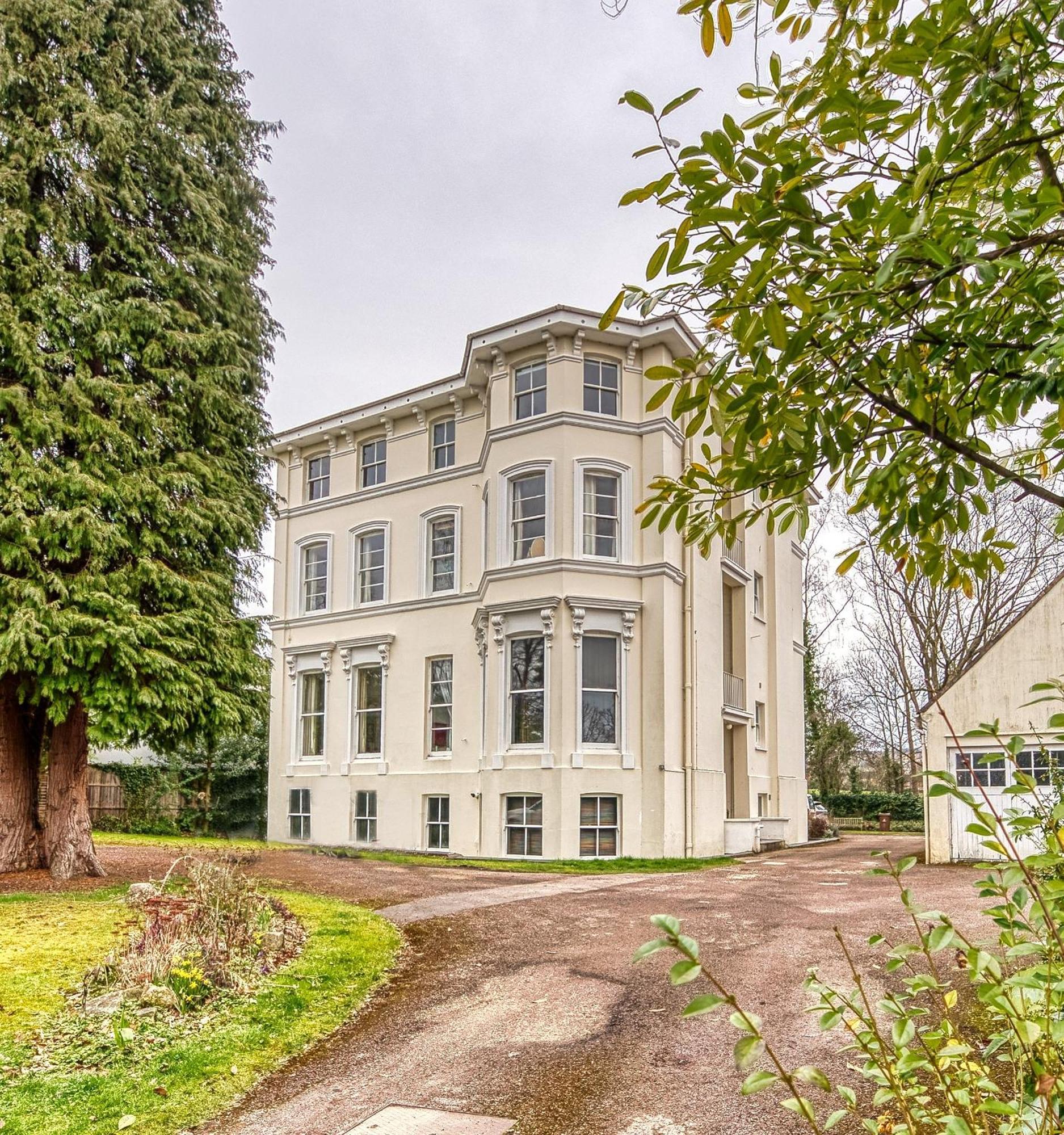 2 Bedroom Stylish Spacious Apt, Sleeps 6, Central Cheltenham, With Free Parking - By Blue Puffin Stays Bagian luar foto