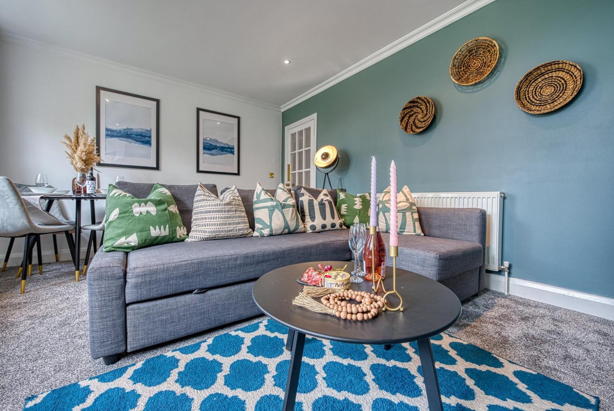 2 Bedroom Stylish Spacious Apt, Sleeps 6, Central Cheltenham, With Free Parking - By Blue Puffin Stays Bagian luar foto