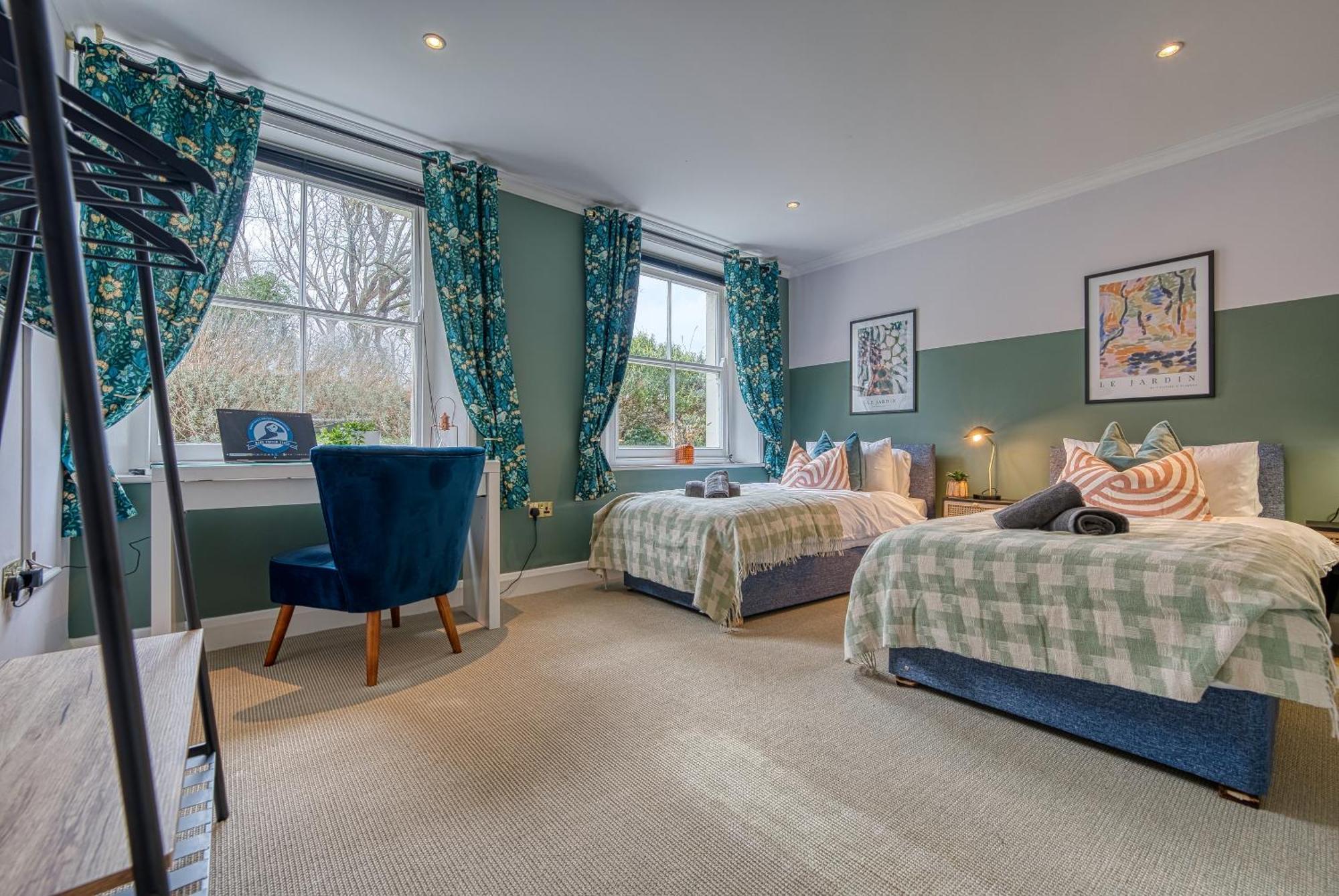 2 Bedroom Stylish Spacious Apt, Sleeps 6, Central Cheltenham, With Free Parking - By Blue Puffin Stays Bagian luar foto