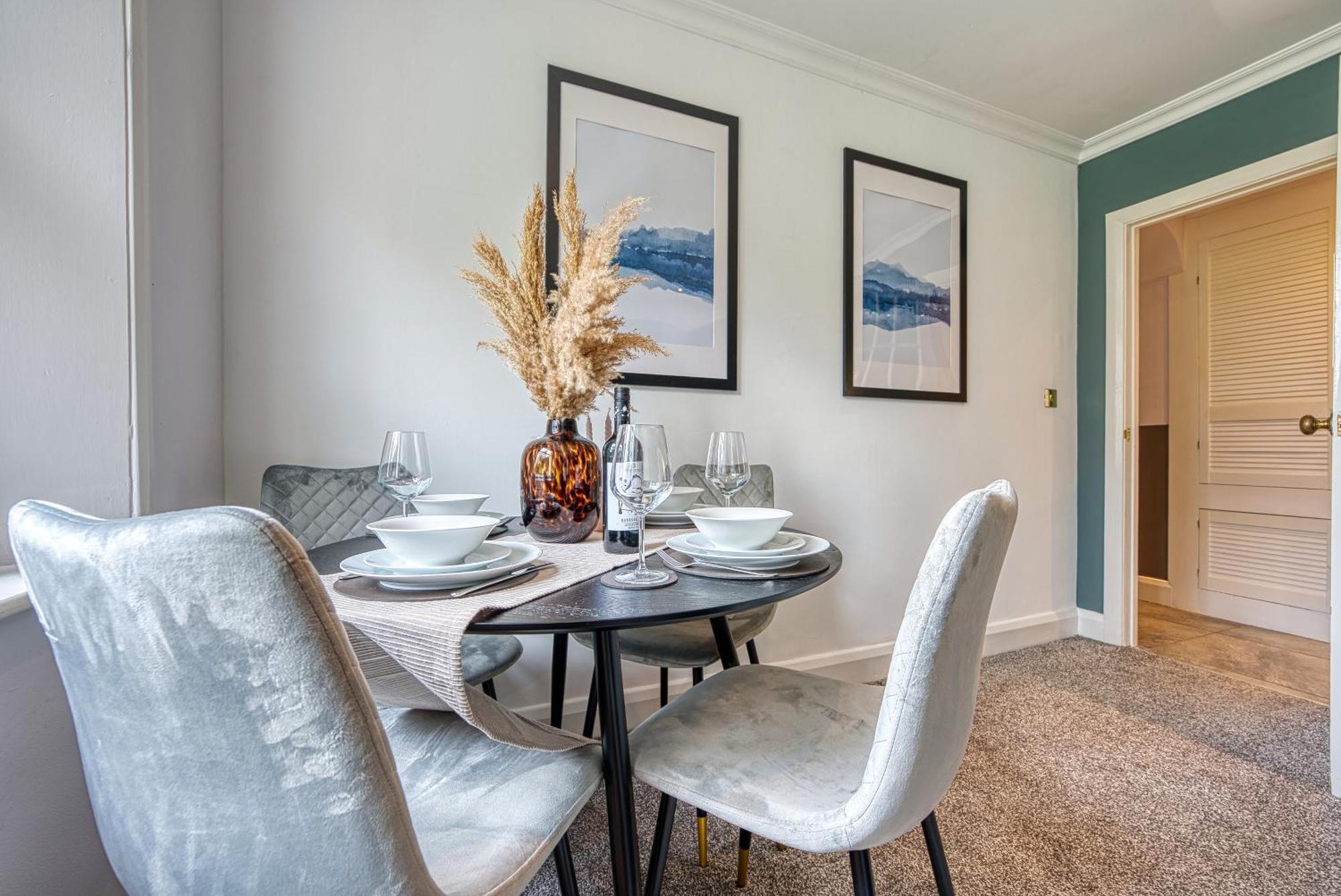 2 Bedroom Stylish Spacious Apt, Sleeps 6, Central Cheltenham, With Free Parking - By Blue Puffin Stays Bagian luar foto