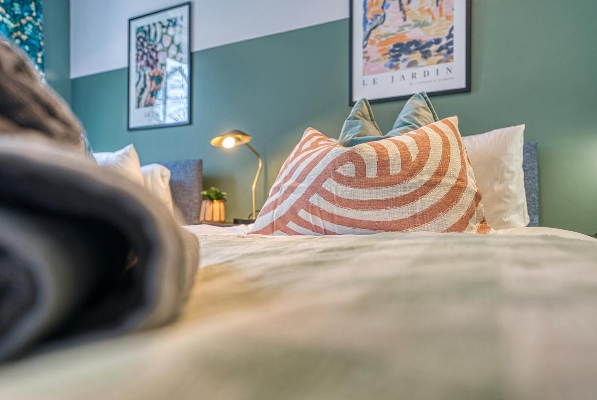 2 Bedroom Stylish Spacious Apt, Sleeps 6, Central Cheltenham, With Free Parking - By Blue Puffin Stays Bagian luar foto