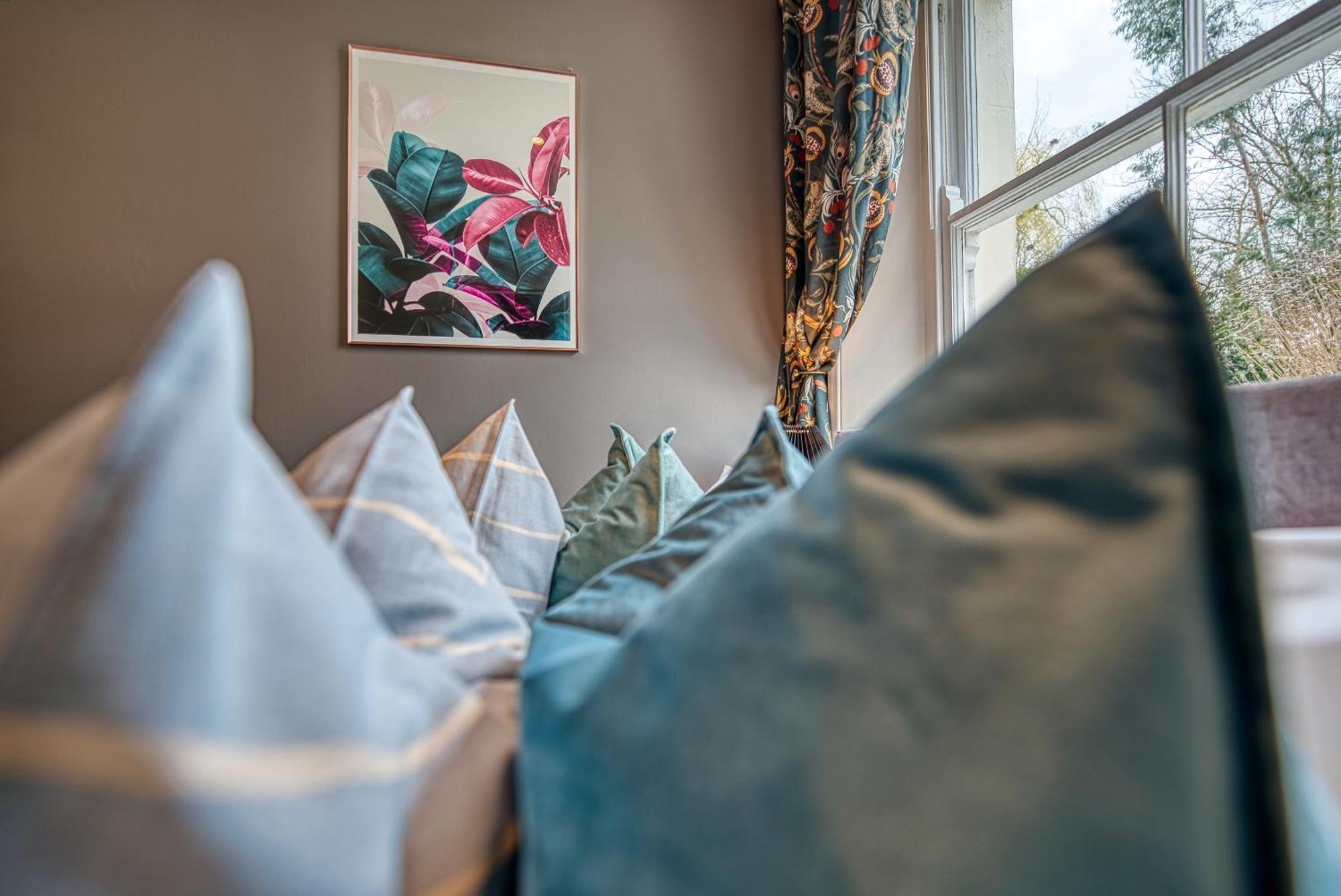 2 Bedroom Stylish Spacious Apt, Sleeps 6, Central Cheltenham, With Free Parking - By Blue Puffin Stays Bagian luar foto
