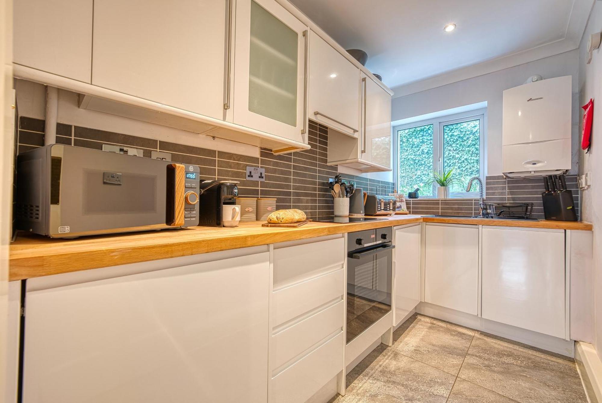 2 Bedroom Stylish Spacious Apt, Sleeps 6, Central Cheltenham, With Free Parking - By Blue Puffin Stays Bagian luar foto