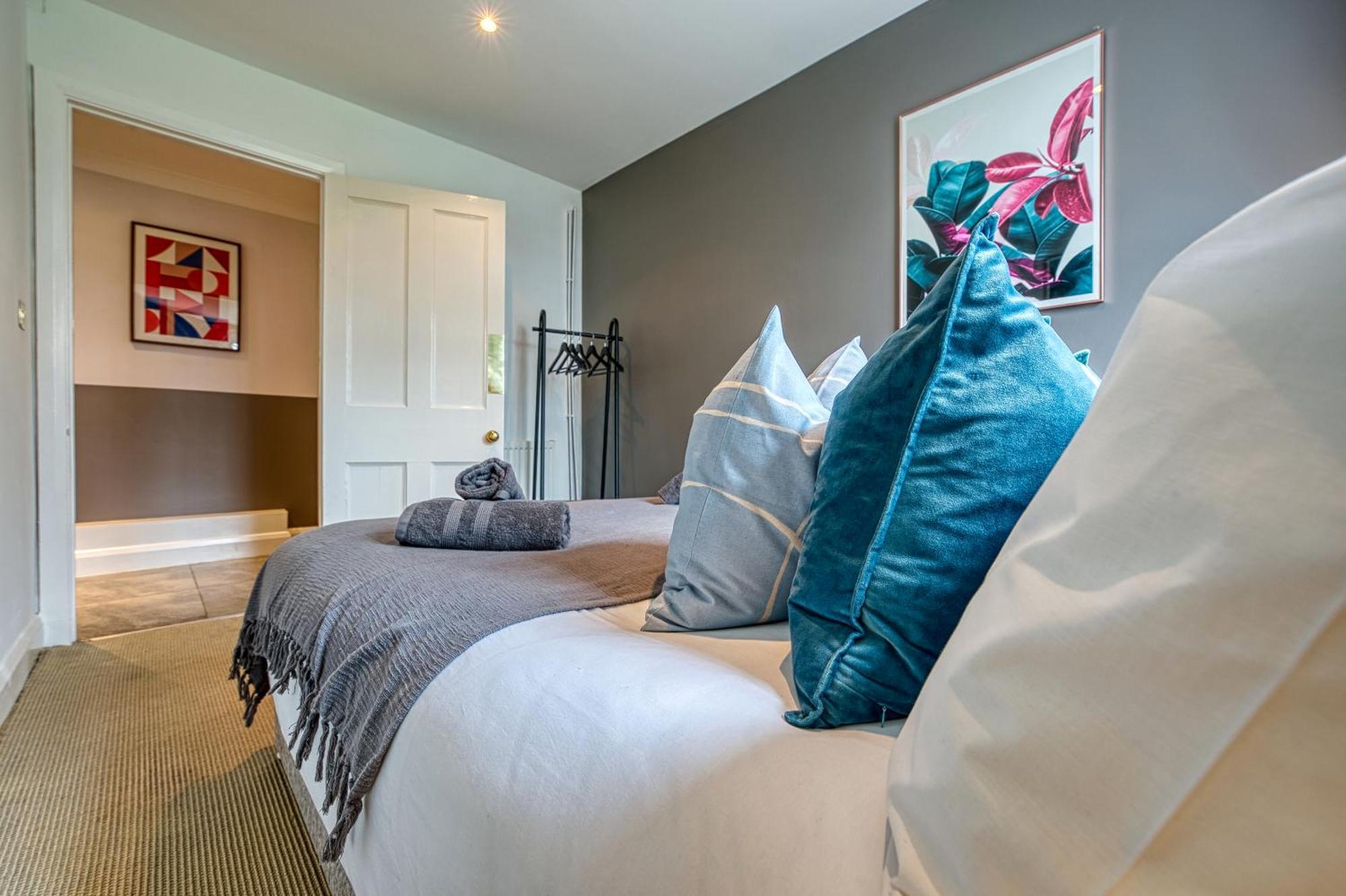 2 Bedroom Stylish Spacious Apt, Sleeps 6, Central Cheltenham, With Free Parking - By Blue Puffin Stays Bagian luar foto