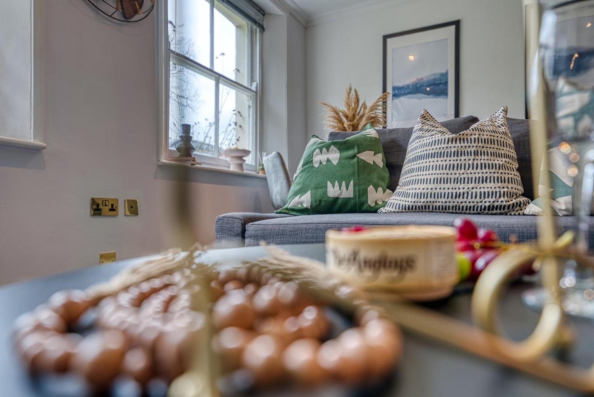 2 Bedroom Stylish Spacious Apt, Sleeps 6, Central Cheltenham, With Free Parking - By Blue Puffin Stays Bagian luar foto