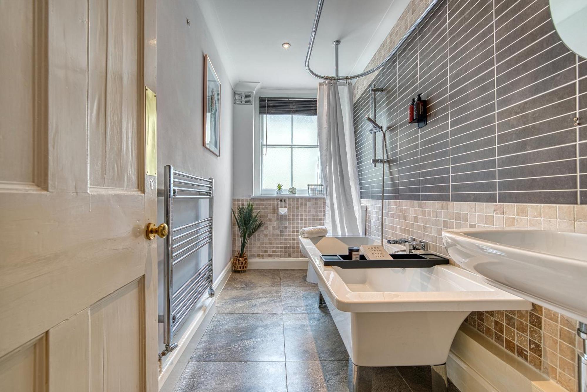 2 Bedroom Stylish Spacious Apt, Sleeps 6, Central Cheltenham, With Free Parking - By Blue Puffin Stays Bagian luar foto