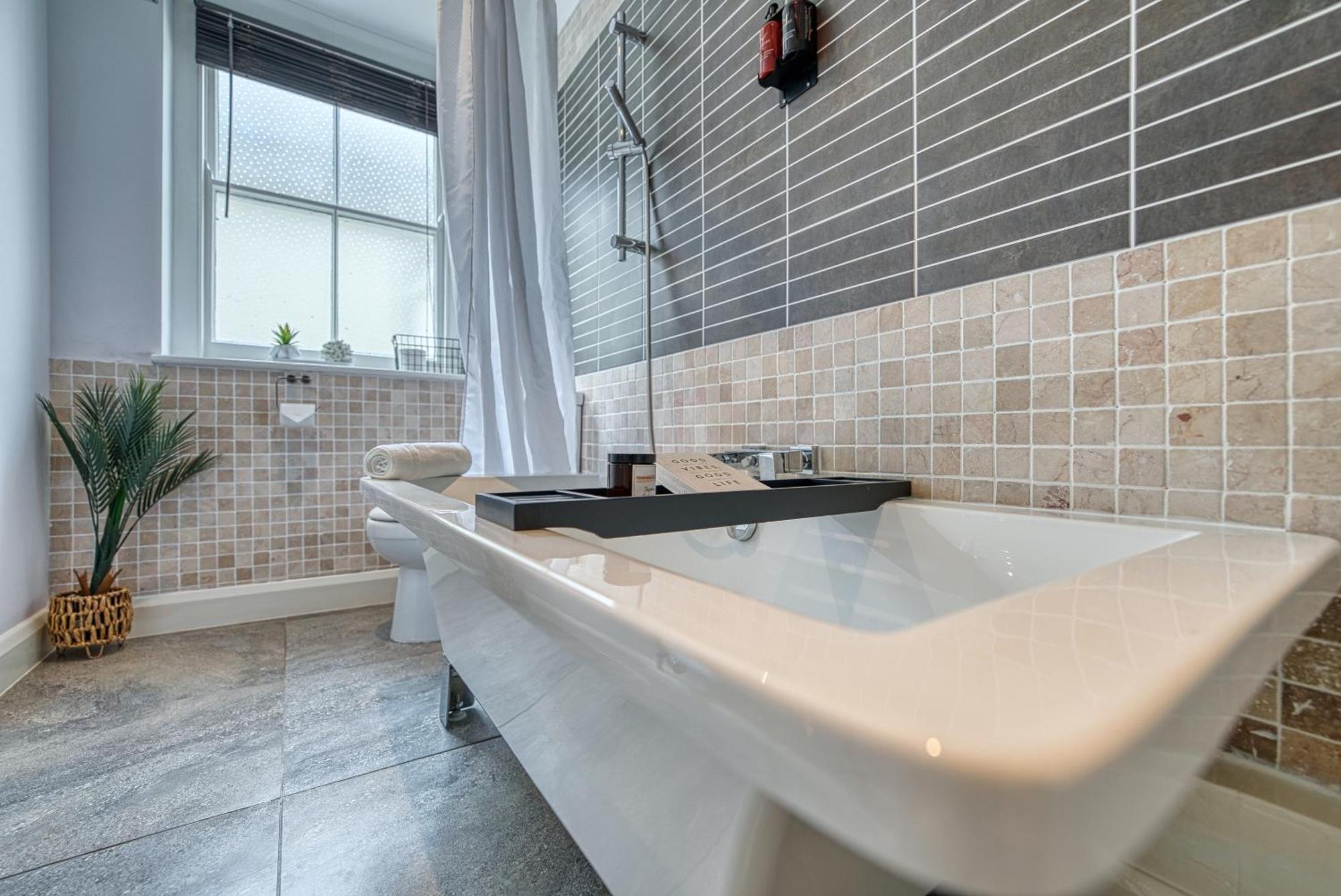 2 Bedroom Stylish Spacious Apt, Sleeps 6, Central Cheltenham, With Free Parking - By Blue Puffin Stays Bagian luar foto