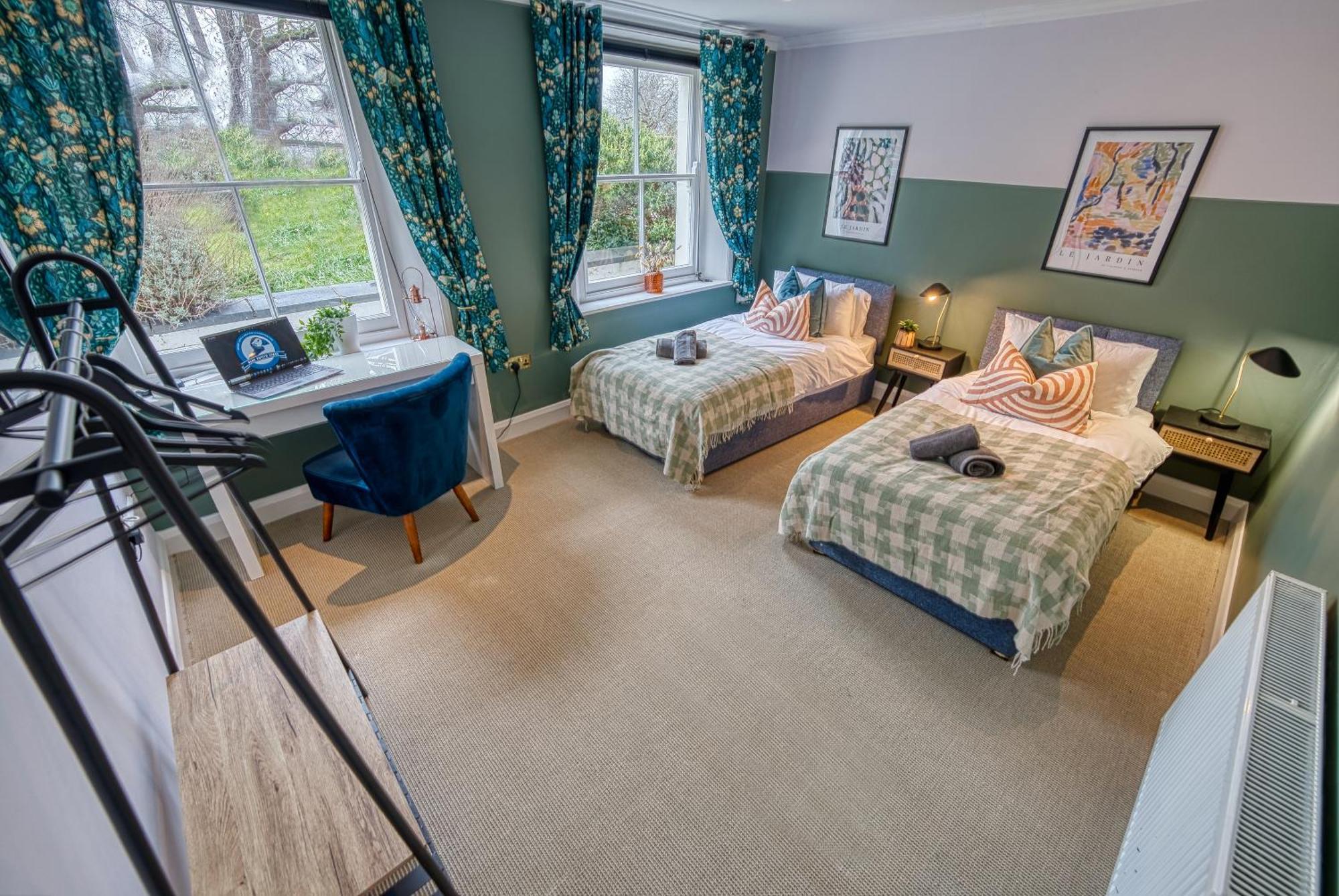 2 Bedroom Stylish Spacious Apt, Sleeps 6, Central Cheltenham, With Free Parking - By Blue Puffin Stays Bagian luar foto