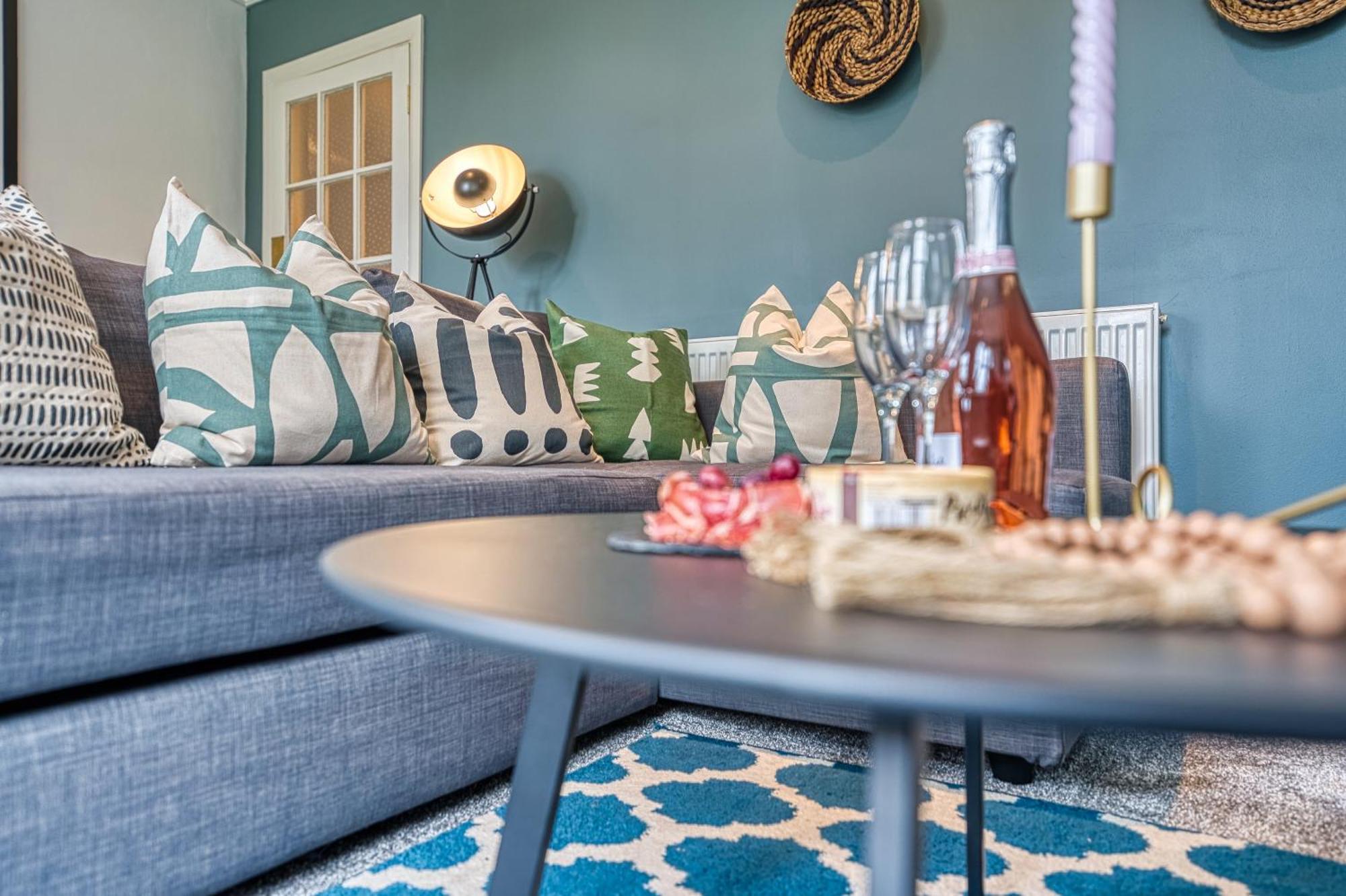 2 Bedroom Stylish Spacious Apt, Sleeps 6, Central Cheltenham, With Free Parking - By Blue Puffin Stays Bagian luar foto