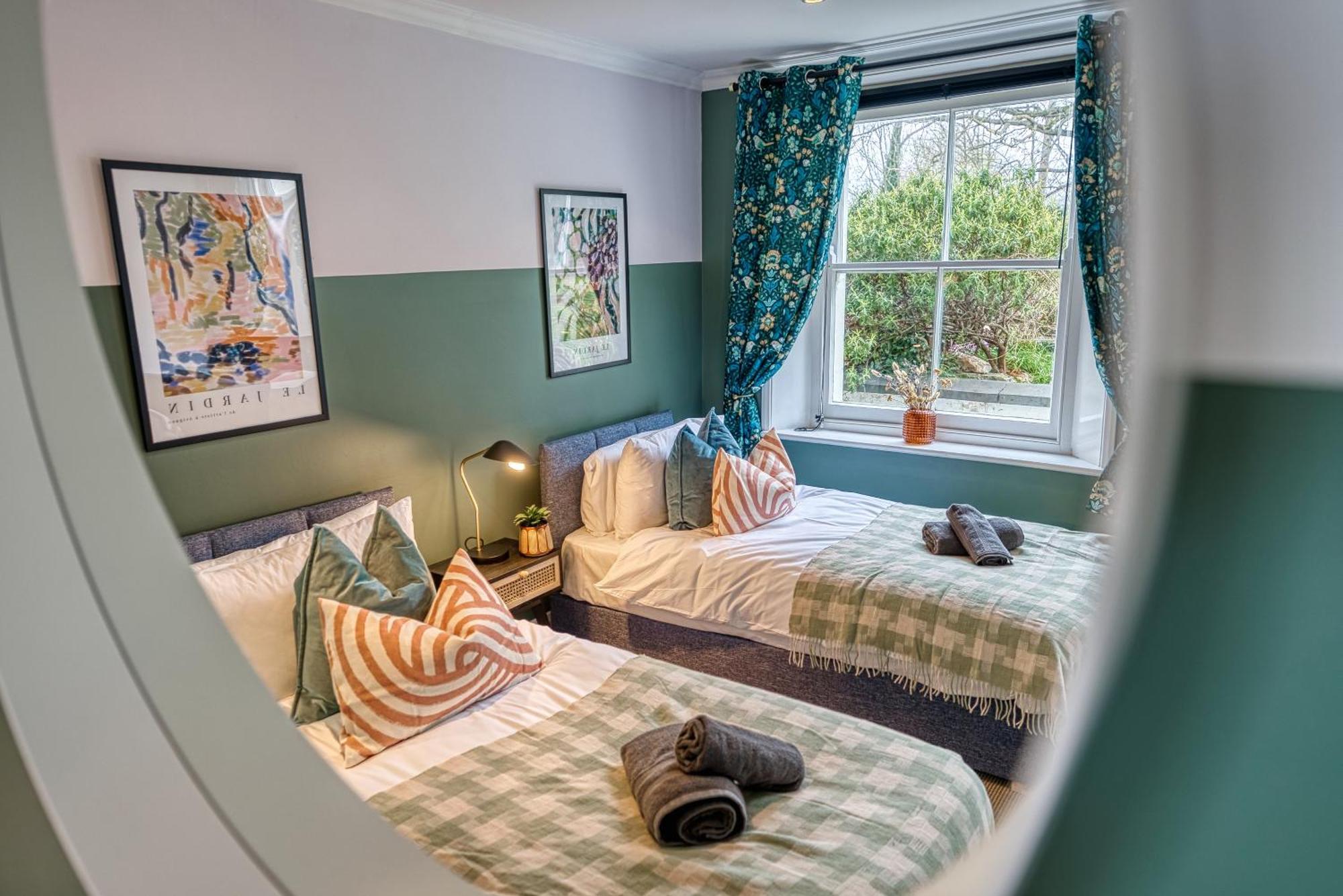 2 Bedroom Stylish Spacious Apt, Sleeps 6, Central Cheltenham, With Free Parking - By Blue Puffin Stays Bagian luar foto