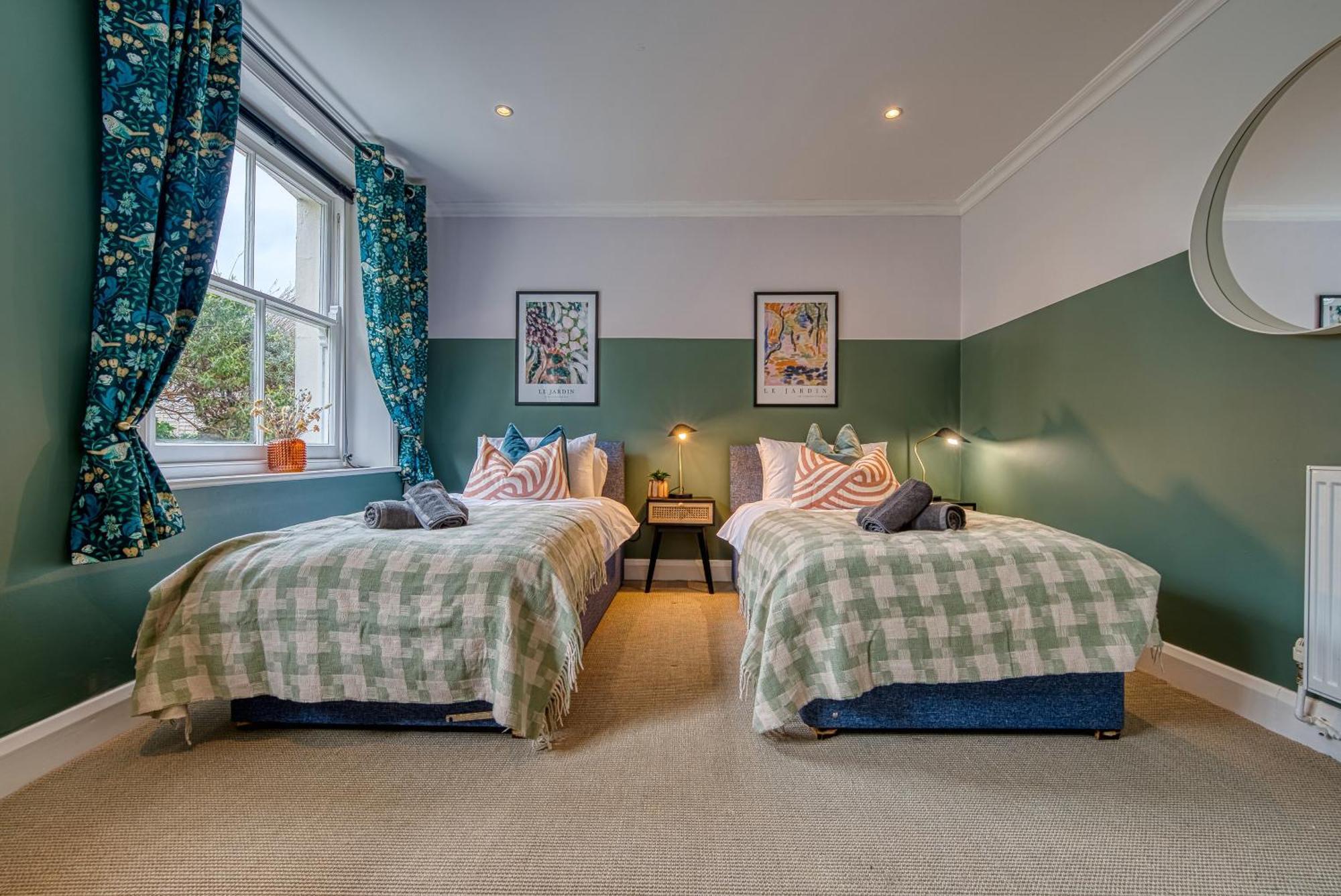 2 Bedroom Stylish Spacious Apt, Sleeps 6, Central Cheltenham, With Free Parking - By Blue Puffin Stays Bagian luar foto