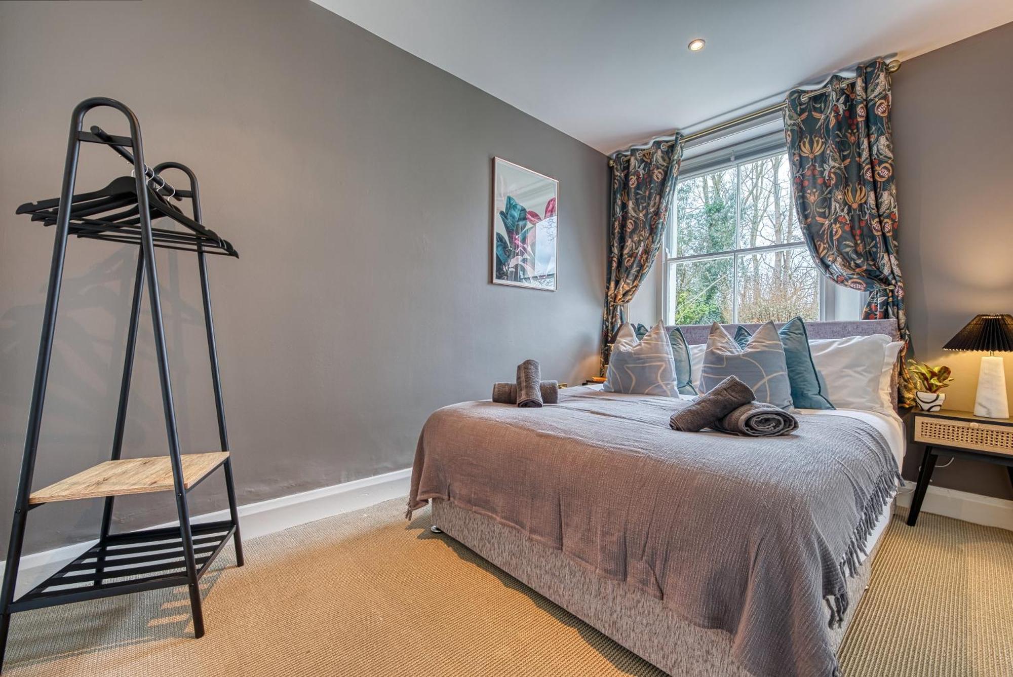 2 Bedroom Stylish Spacious Apt, Sleeps 6, Central Cheltenham, With Free Parking - By Blue Puffin Stays Bagian luar foto