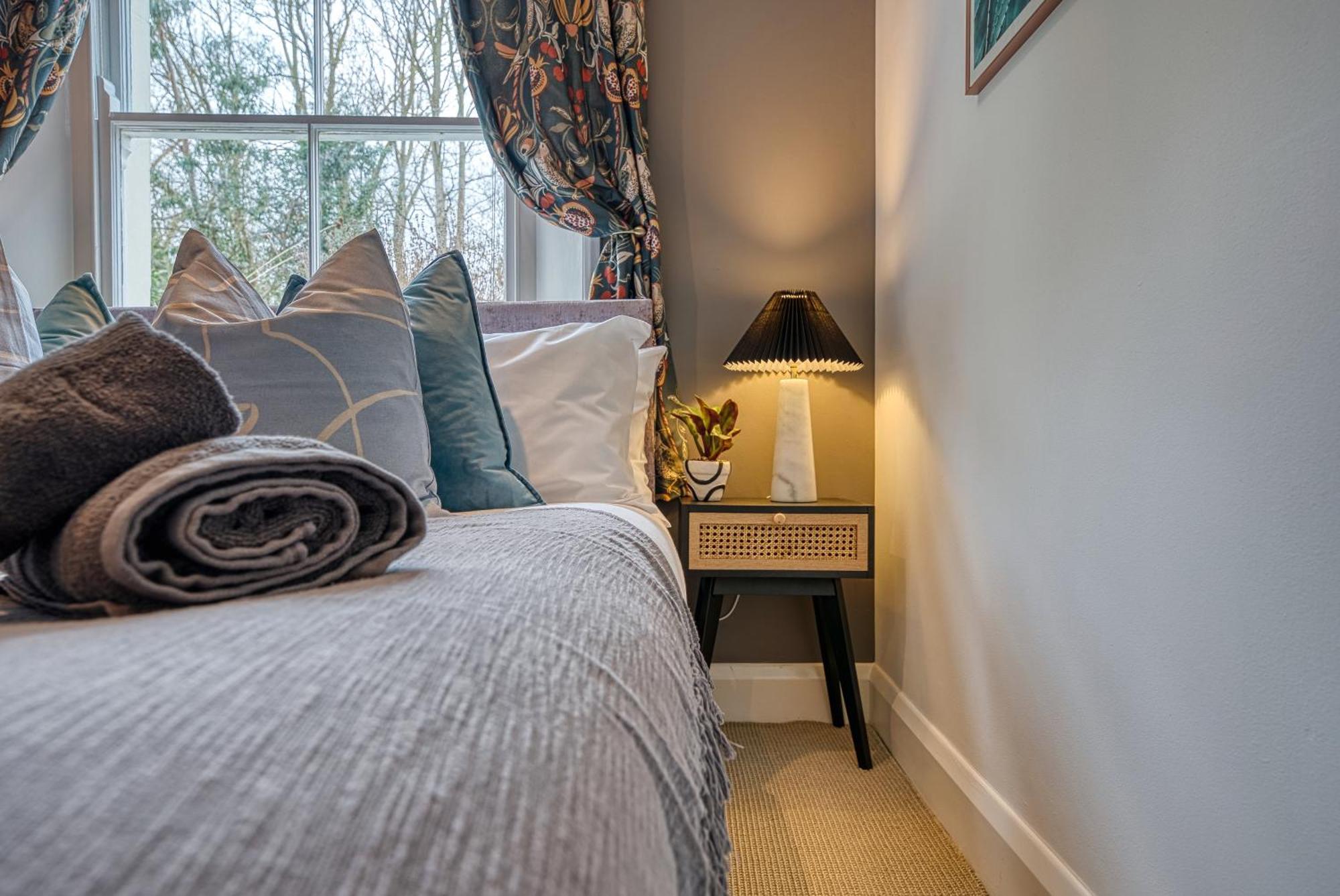 2 Bedroom Stylish Spacious Apt, Sleeps 6, Central Cheltenham, With Free Parking - By Blue Puffin Stays Bagian luar foto