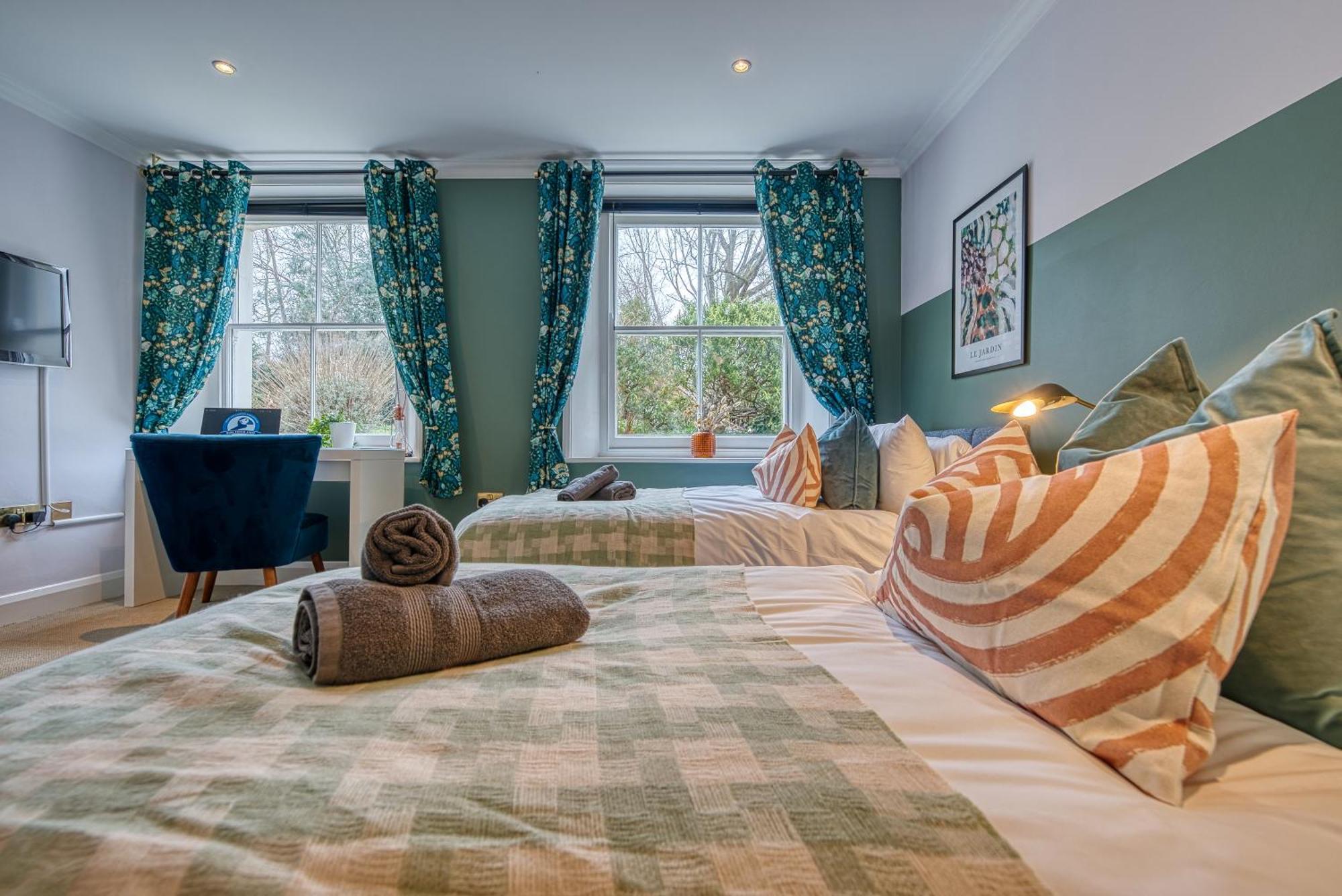 2 Bedroom Stylish Spacious Apt, Sleeps 6, Central Cheltenham, With Free Parking - By Blue Puffin Stays Bagian luar foto