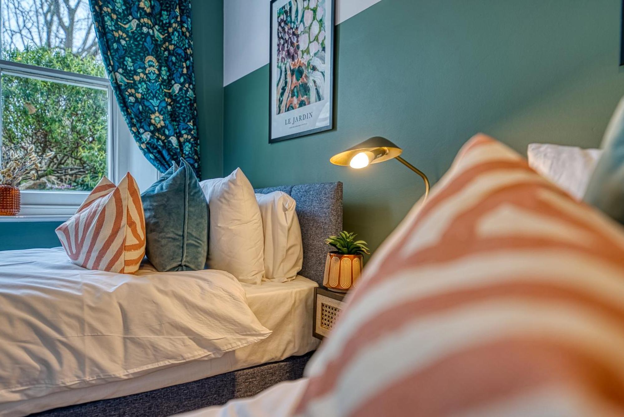 2 Bedroom Stylish Spacious Apt, Sleeps 6, Central Cheltenham, With Free Parking - By Blue Puffin Stays Bagian luar foto