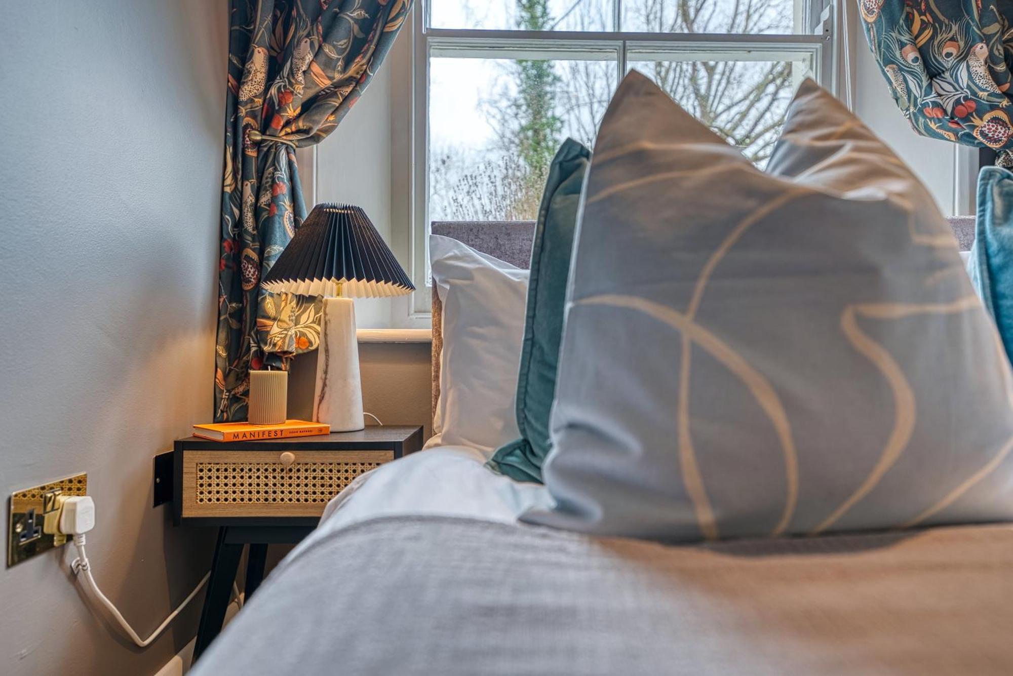 2 Bedroom Stylish Spacious Apt, Sleeps 6, Central Cheltenham, With Free Parking - By Blue Puffin Stays Bagian luar foto