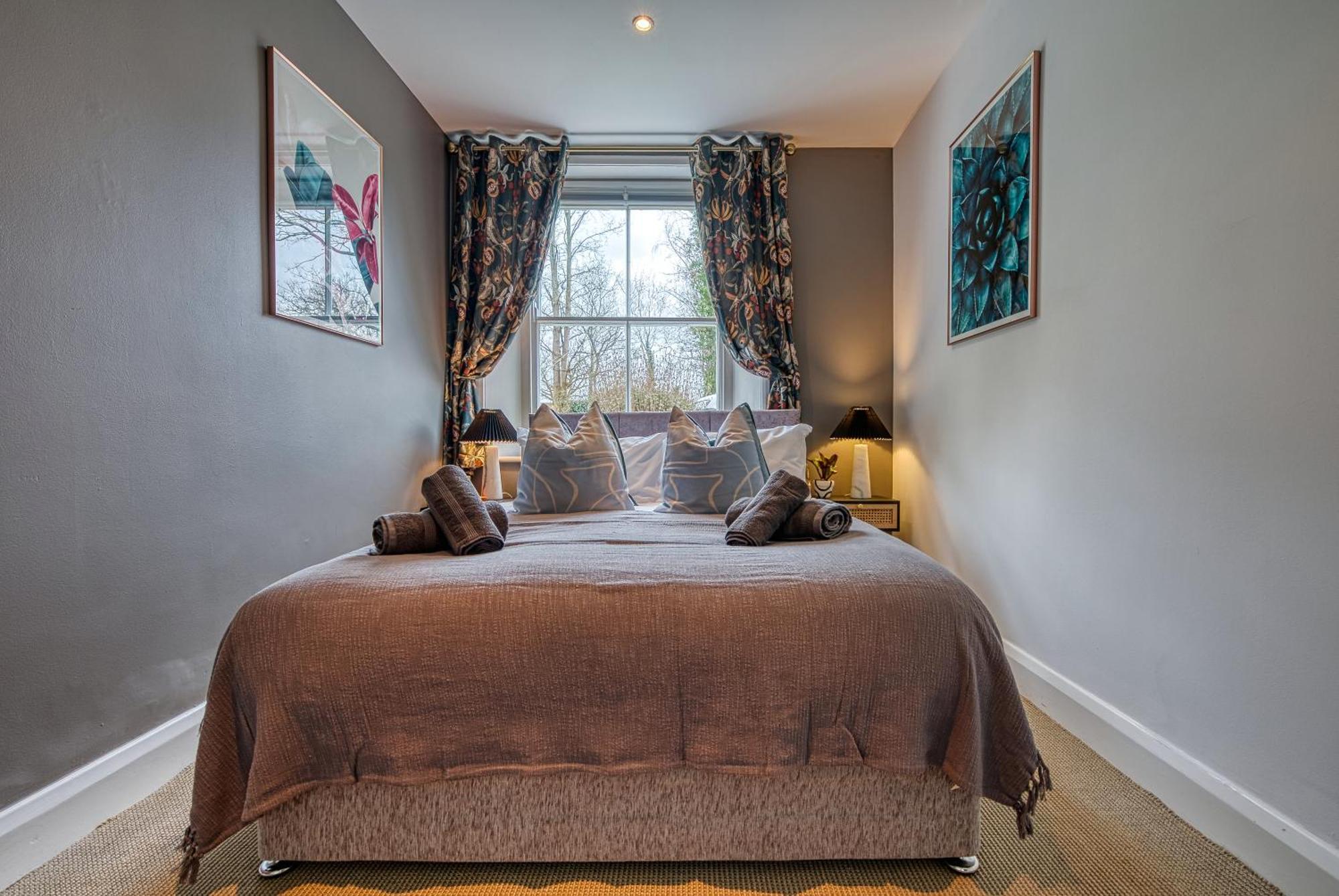 2 Bedroom Stylish Spacious Apt, Sleeps 6, Central Cheltenham, With Free Parking - By Blue Puffin Stays Bagian luar foto