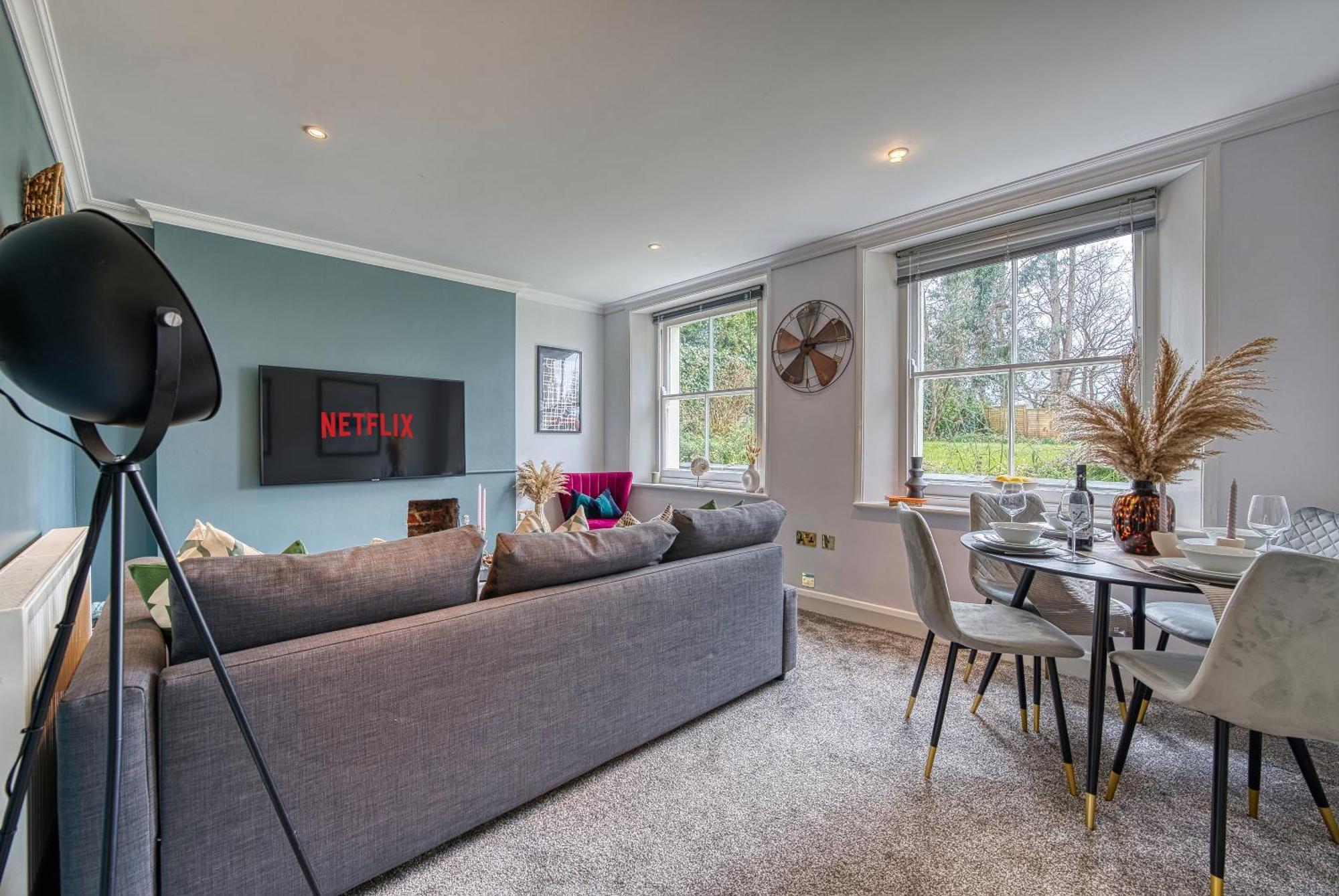 2 Bedroom Stylish Spacious Apt, Sleeps 6, Central Cheltenham, With Free Parking - By Blue Puffin Stays Bagian luar foto